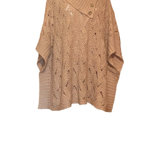 Vintage America Sweaters - American Vintage Women’s Tan/Cream Crocheted Turtleneck Shawl Size XS